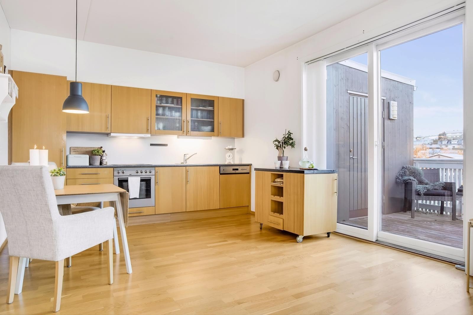 Det er en åpen stue/kjøkken løsning, som gir en romslig og luftig romfølelse. Galleribilde