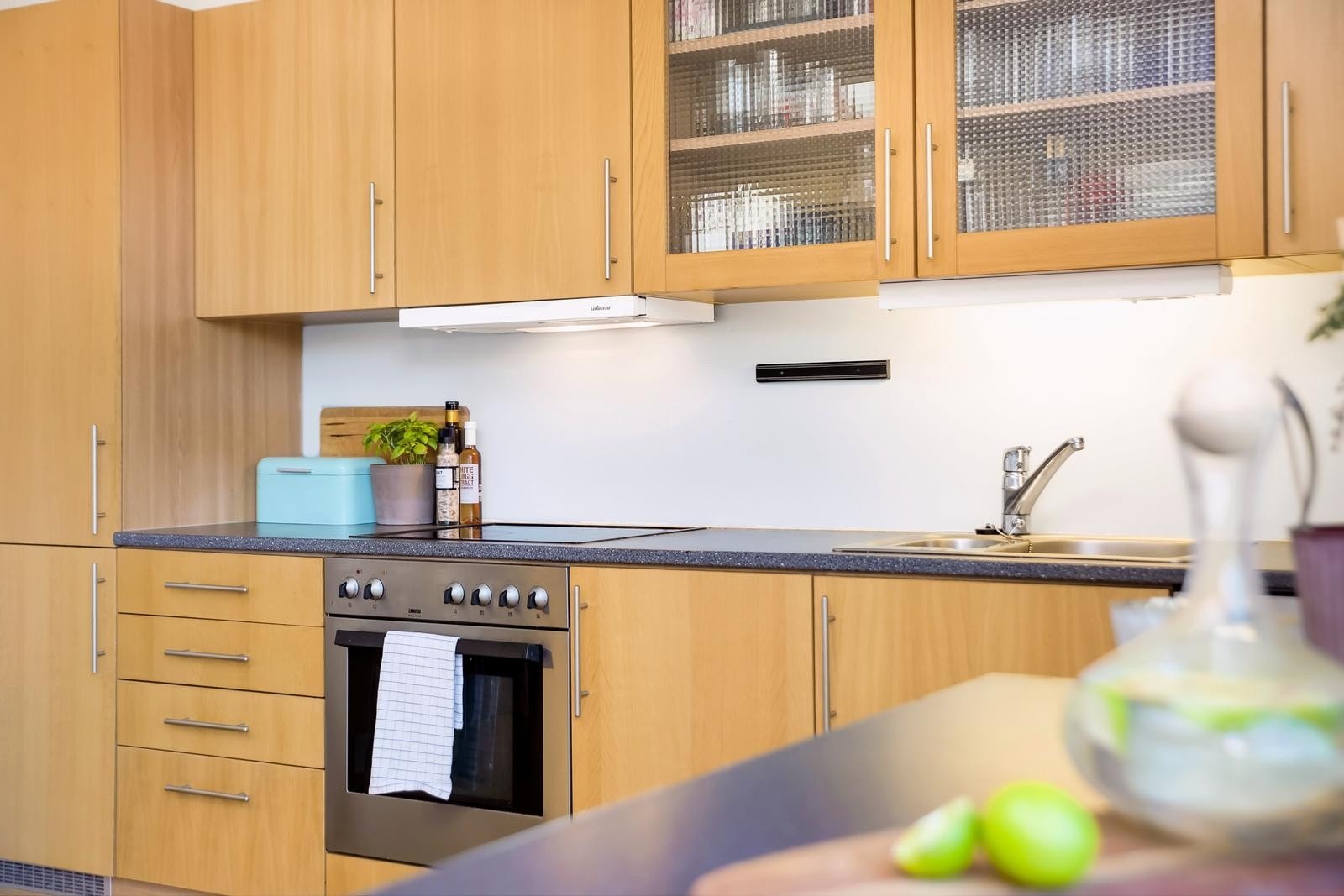 Hvitevarer som platetopp, stekeovn, kjøl/fryseskap og oppvaskmaskin er integrert. Galleribilde