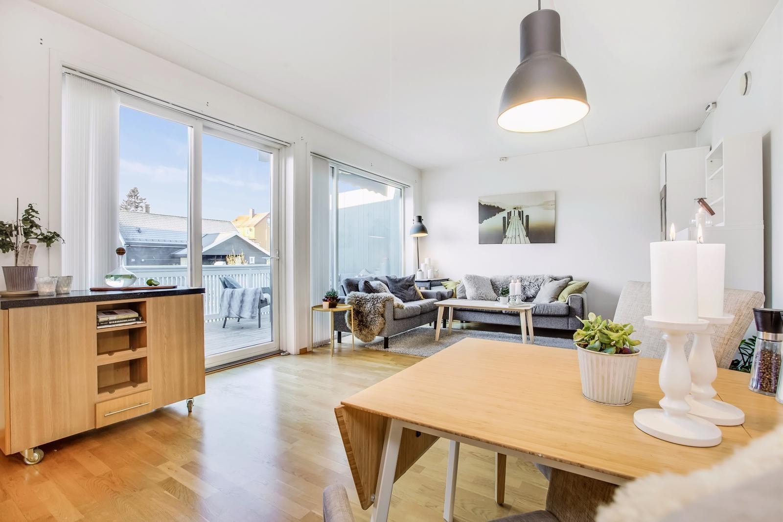 Det er store vindusflater som gir godt med naturlig lysinnslipp. Fra stuen er det direkte utgang til en stor og veranda på 13,6 kvm. Her kan sommerkveldene nytes til det fulle! Galleribilde