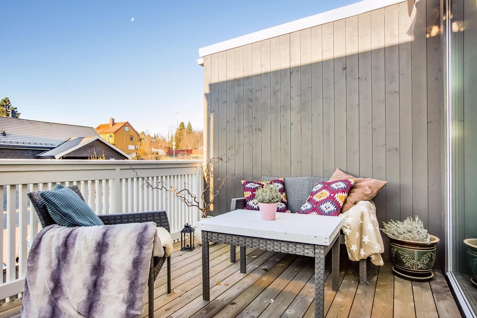 Romslig veranda med gode solforhold. Galleribilde