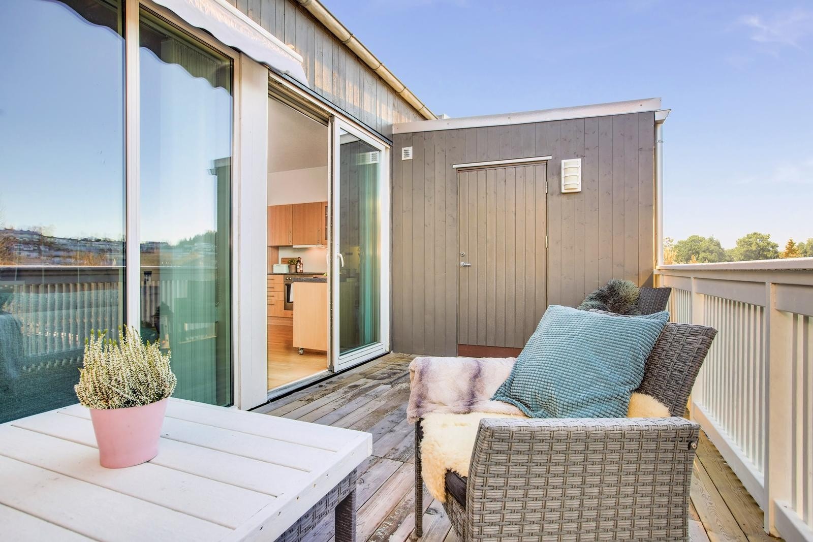 Fra verandaen er det inngang til en praktisk bod på 4,4 kvm. Her er det god plass til oppbevaring. Galleribilde