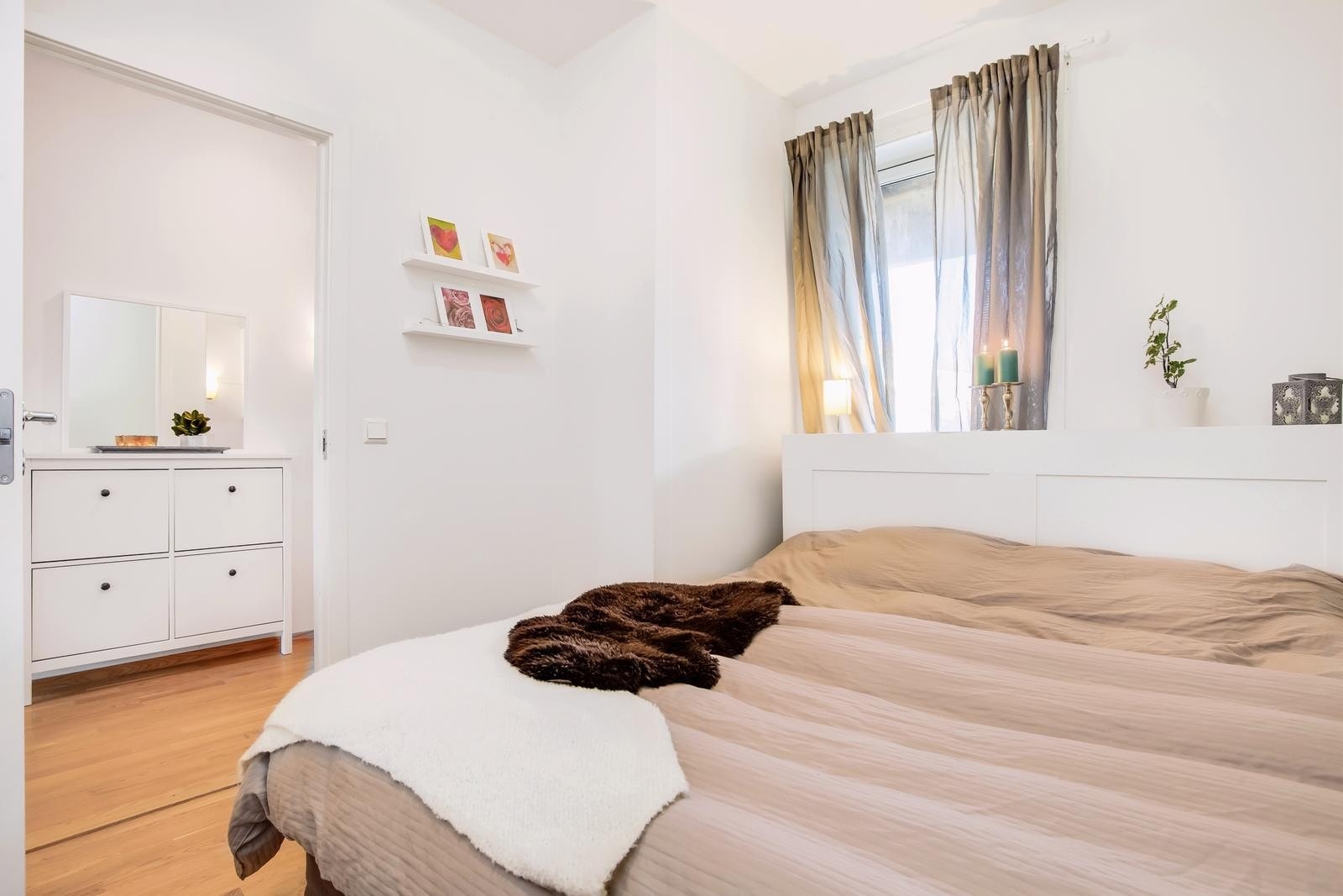 Soverom 2 er på 8,1 kvm, med god plass til skap- og oppbevaringsplass. Galleribilde