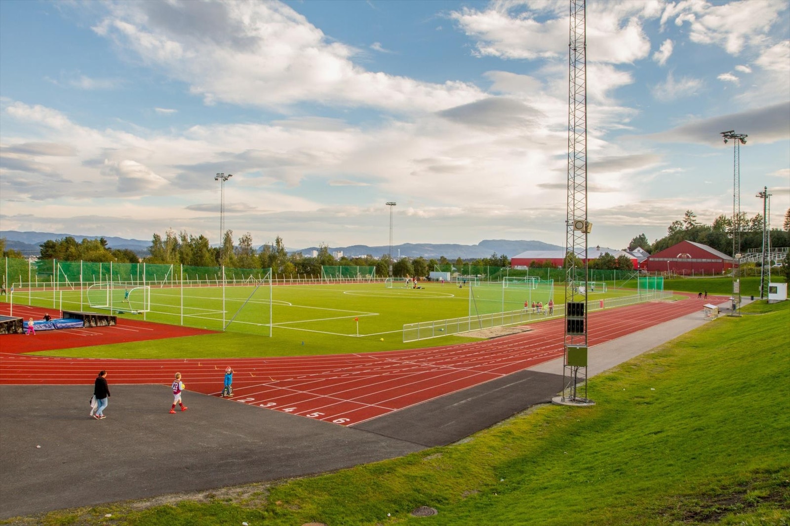 Det er også få hundre meter ned til Dalgård idrettsanlegg som omfatter flere kunstgressbaner for fotball, friidrettsanlegg med løpebane og ishall med hockeybane. Galleribilde
