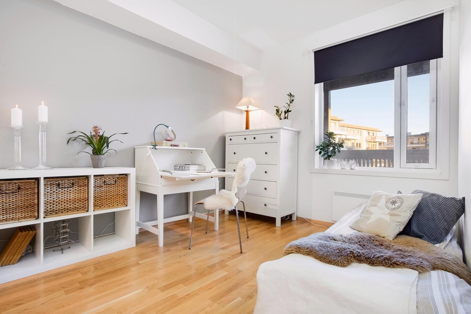 Soverom 1 er 10,3 kvm og er malt i fine farger.Det er egen inngang til bod/garderobe på 5,3 kvm. Galleribilde