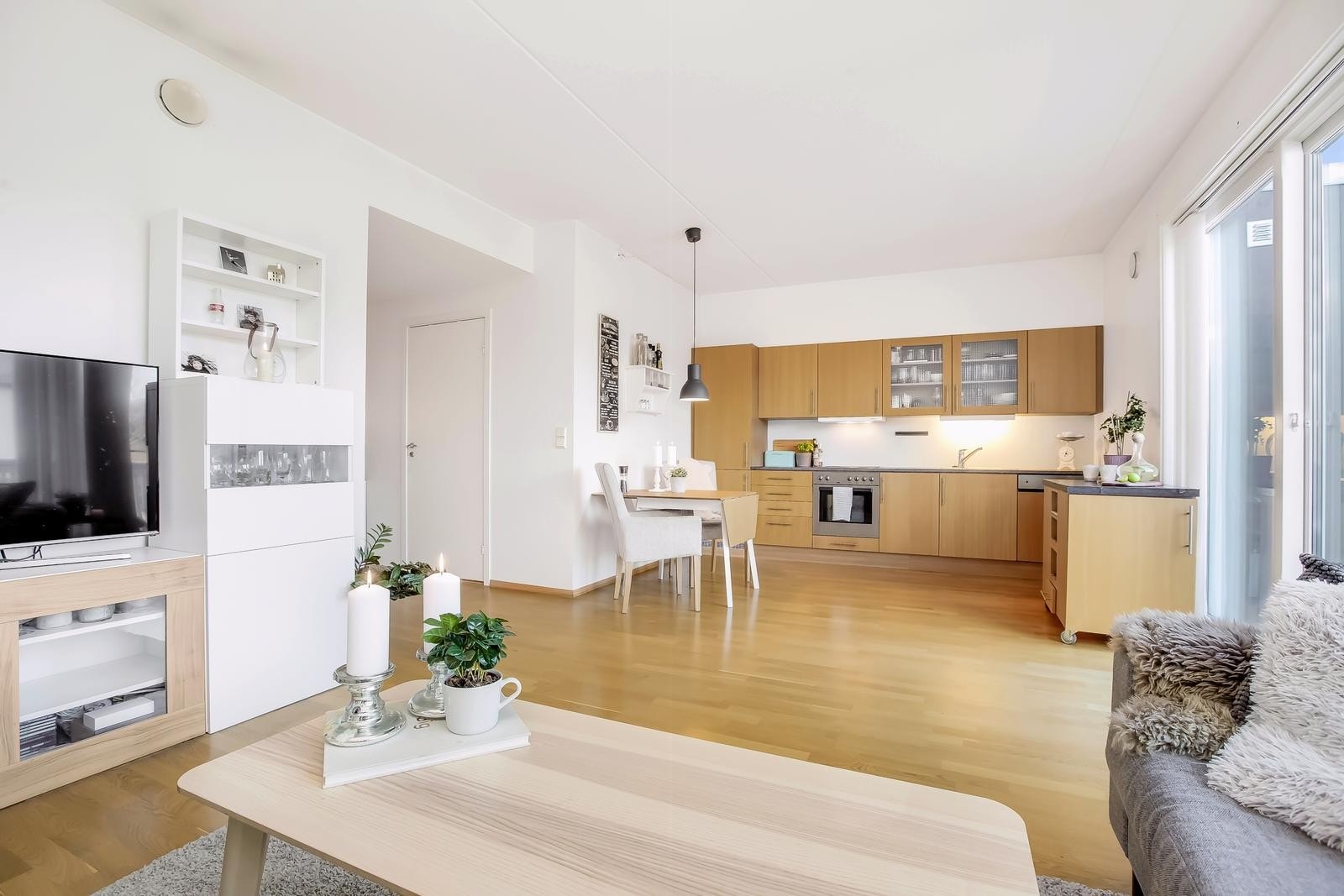 Kjøkkenet er pent og har godt med skap- og benkeplass. Galleribilde