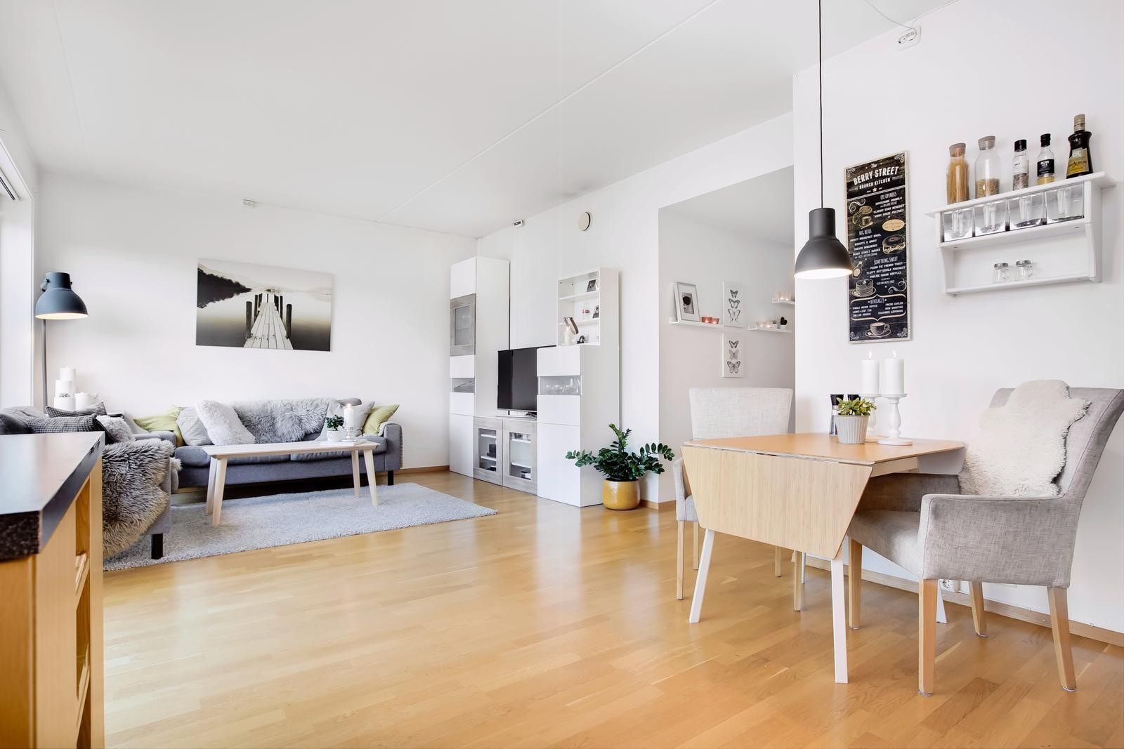 Boligen har en lys og trivelig stue med god plass til sofagruppe, spisebord, samt ytterligere møbleringer. Galleribilde