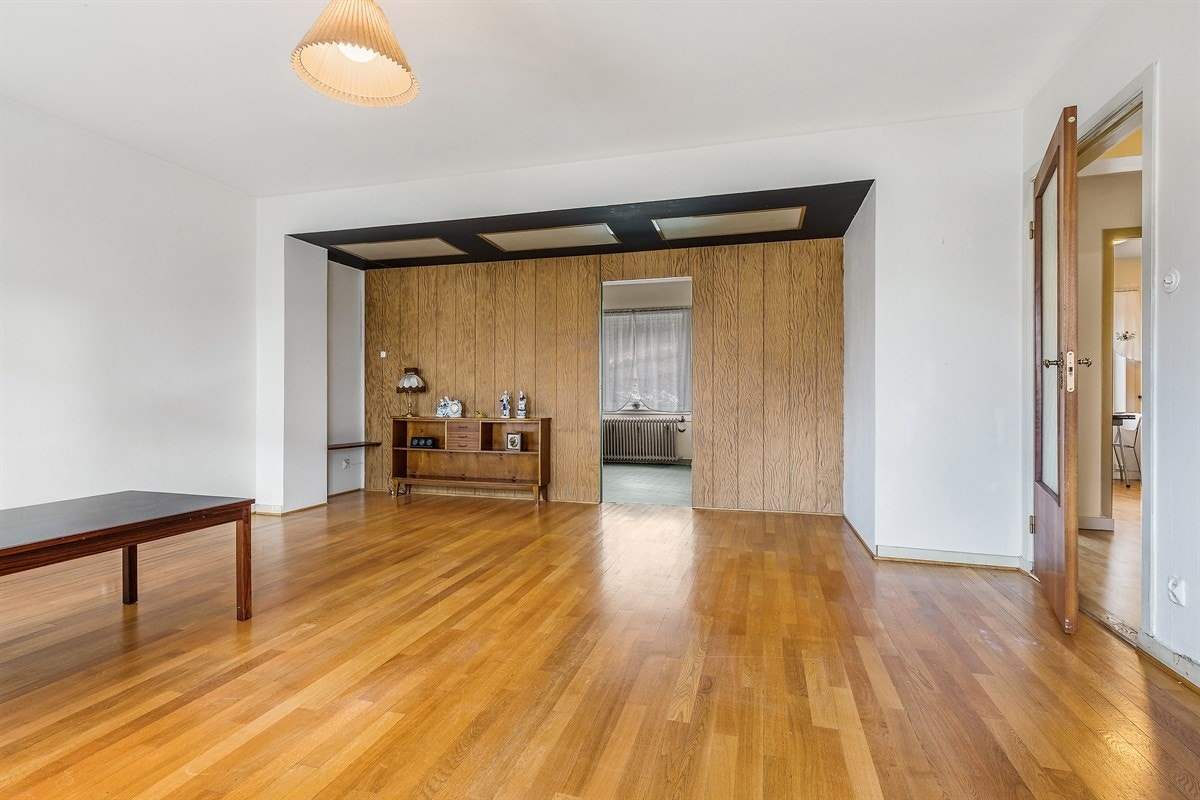 Utvidet stue med lysrør belysning i taket. Galleribilde