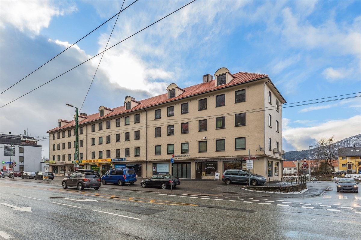 Velholdt bygg med nytt tak og vinduer Galleribilde