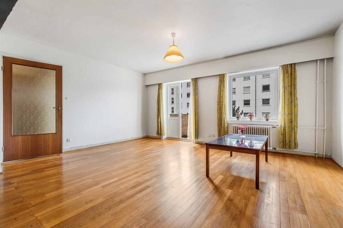 Utgang til solrik altan fra etter lunsj til ut på kvelden Galleribilde