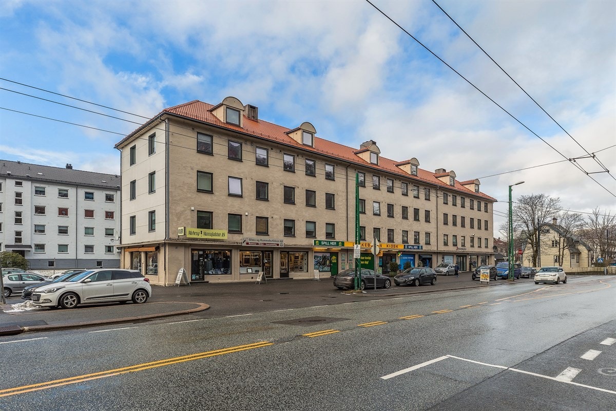 Leiligheten ligger omtrent midt på blokken over butikklokalene Galleribilde