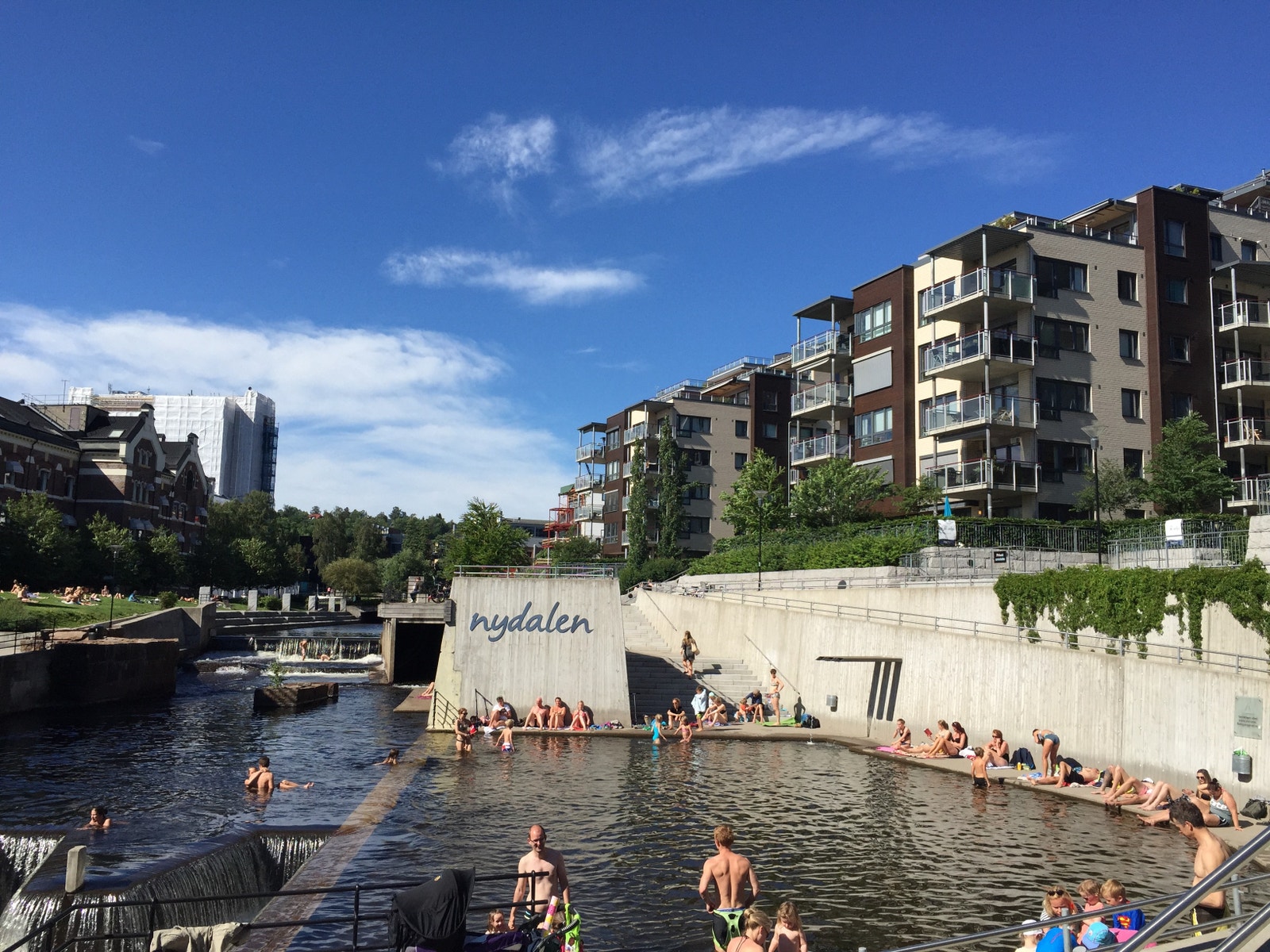 Fin badeplass like ved boligen Galleribilde