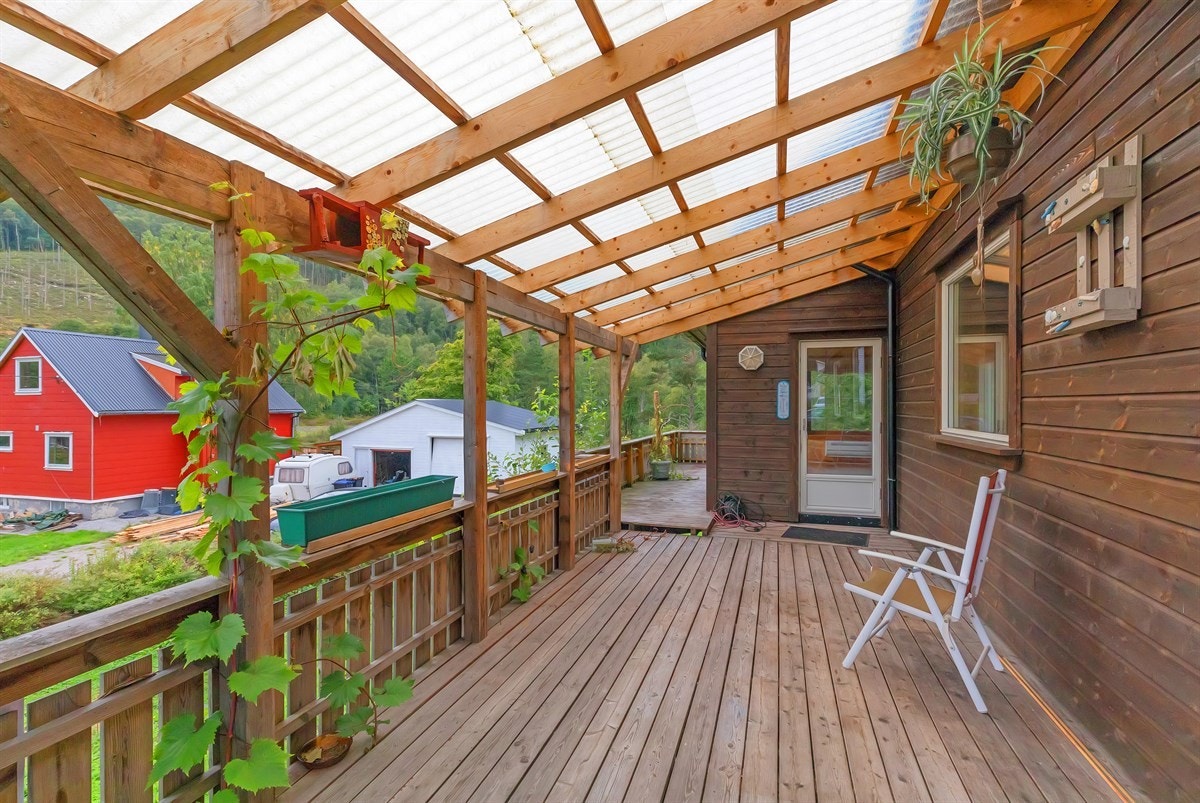 Lun overbygd terrasse Galleribilde