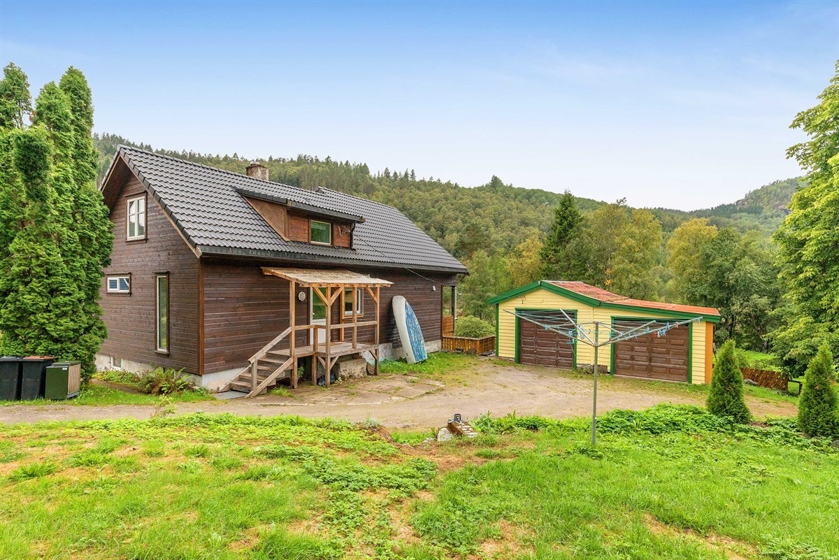 Overbygd inngangsparti og gode parkeringsmuligheter i tun Galleribilde