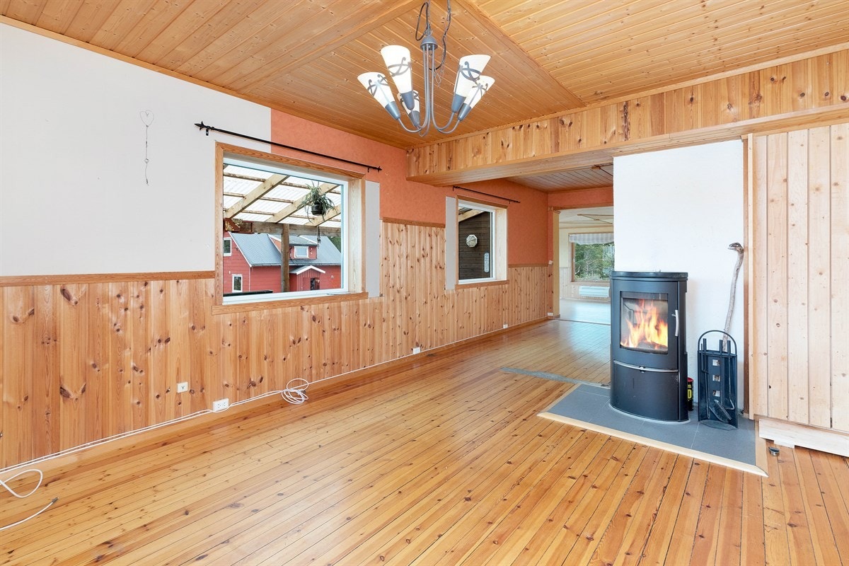 Tv-stue med vedovn Galleribilde