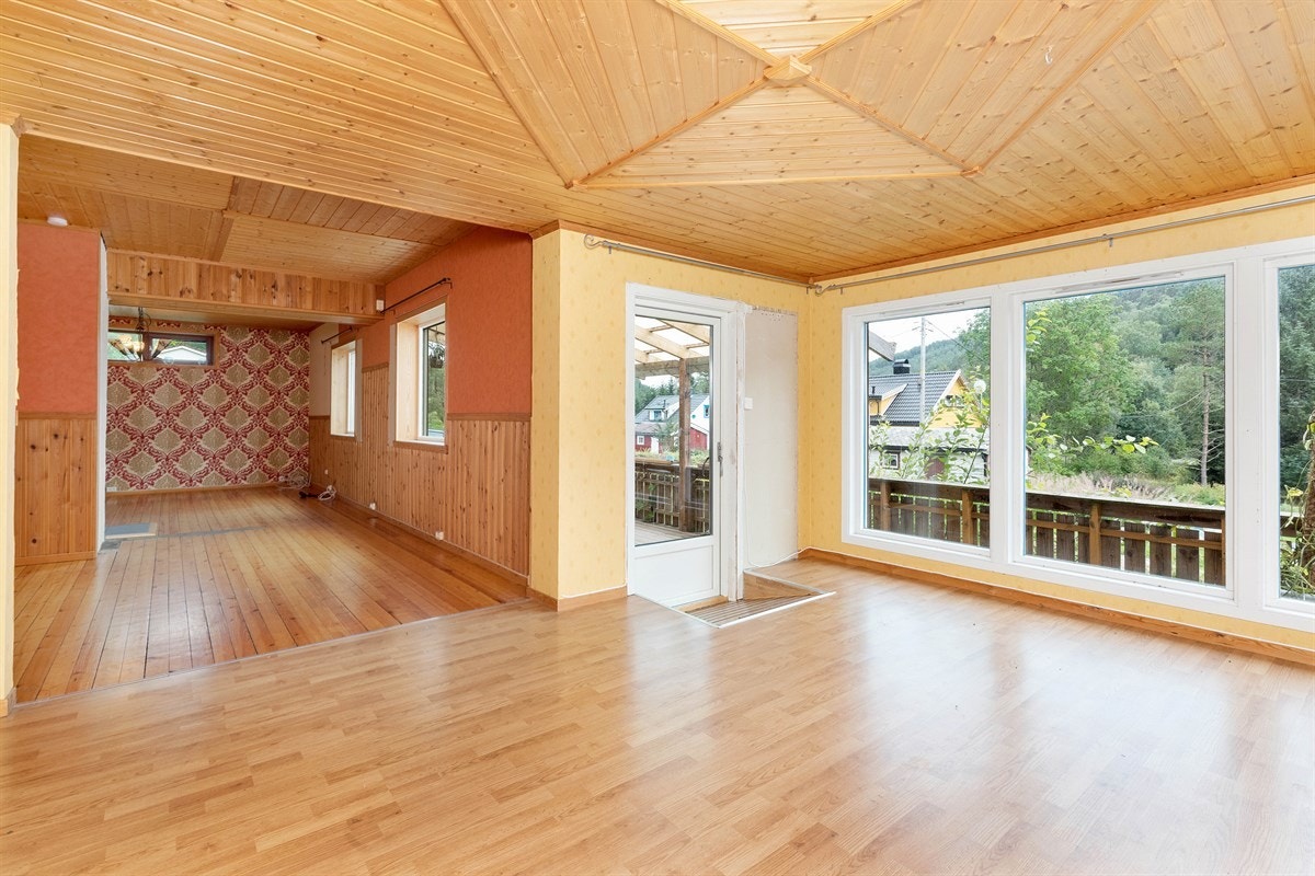 Spisestue og videre inn mot tv-stue Galleribilde