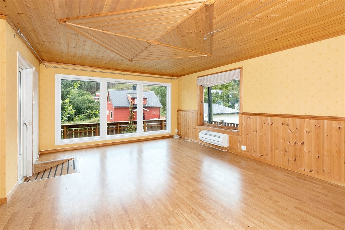 Spisestue med varmepumpe og utgang til terrasse Galleribilde