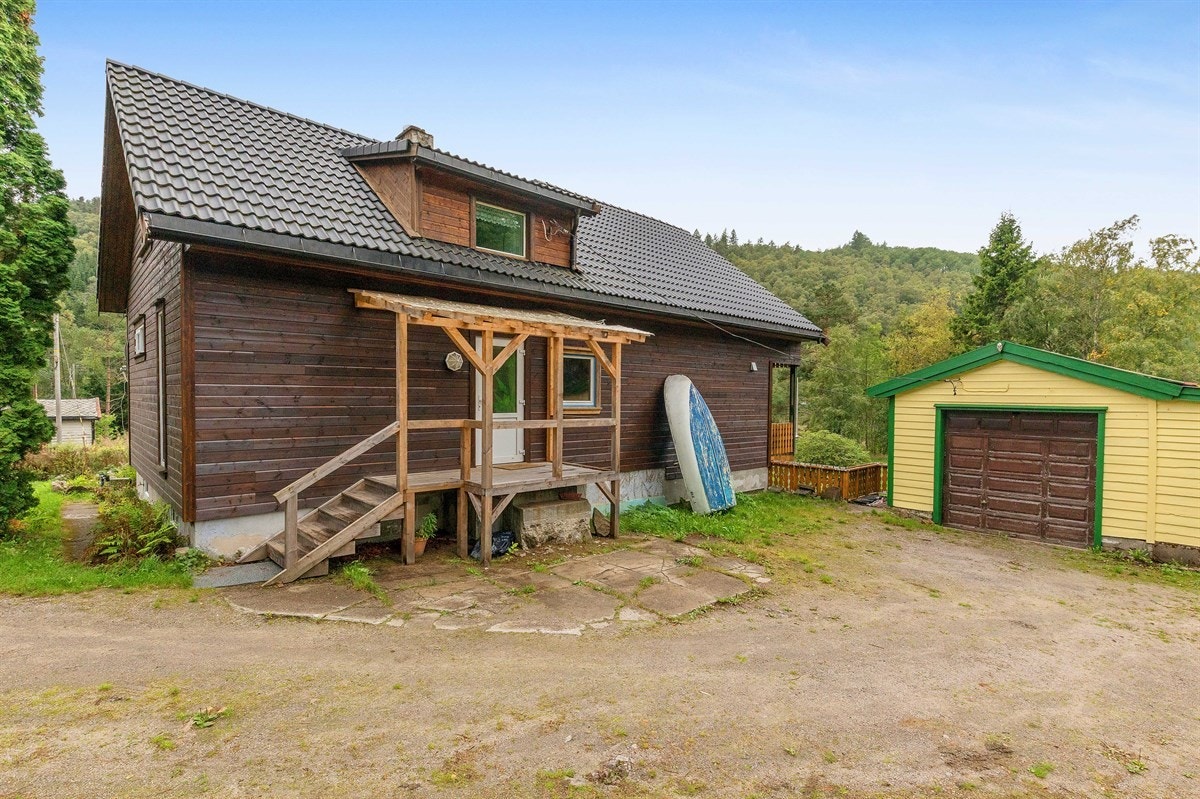 Innkjørsel med gode parkeringsmuligeter Galleribilde