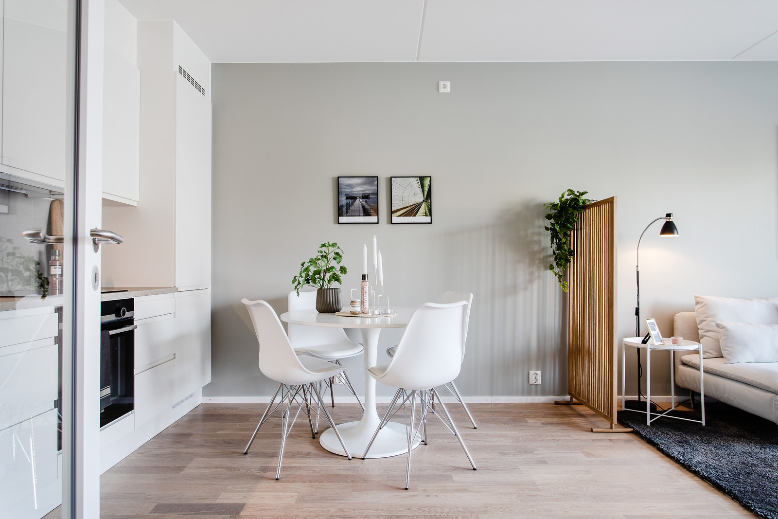 Kjøkken og stue har varme i gulv som supplement til vannbåren varme i radiator. Galleribilde