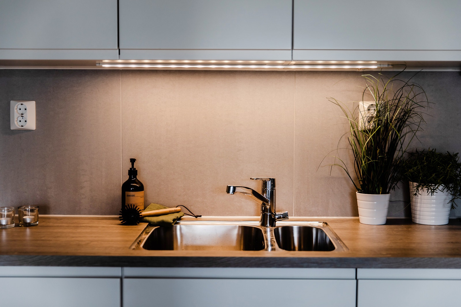 Kjøkkenet har god skap og benkeplass. Store fliser over kjøkkenbenk Galleribilde