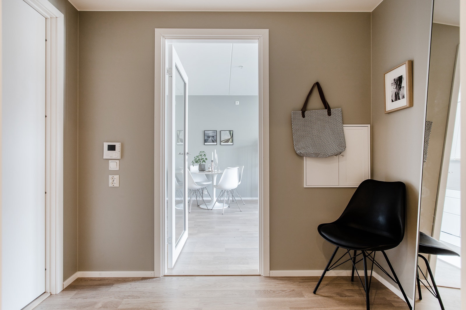 Entre hvor det der stolen står er montert String garderobeoppheng Galleribilde