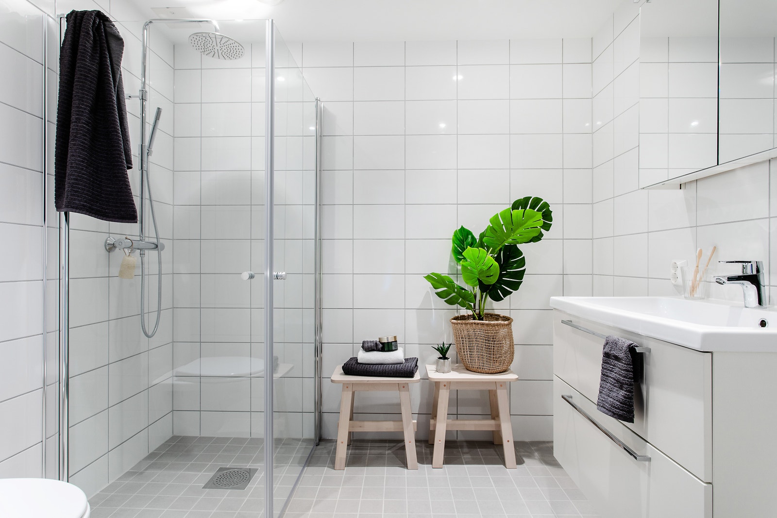 Badet har regnfallsdusj og vegghengt toalett. Vaskemaskin på bad følger med ( ikke avbildet) 6 år gml, Galleribilde