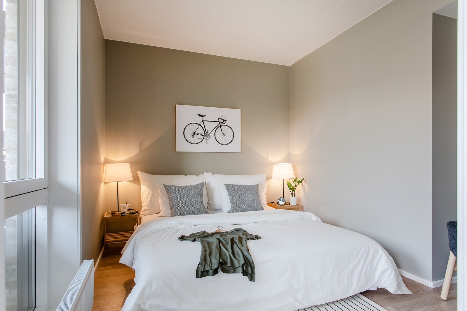 Soverom, her med 180 cm bred seng Galleribilde