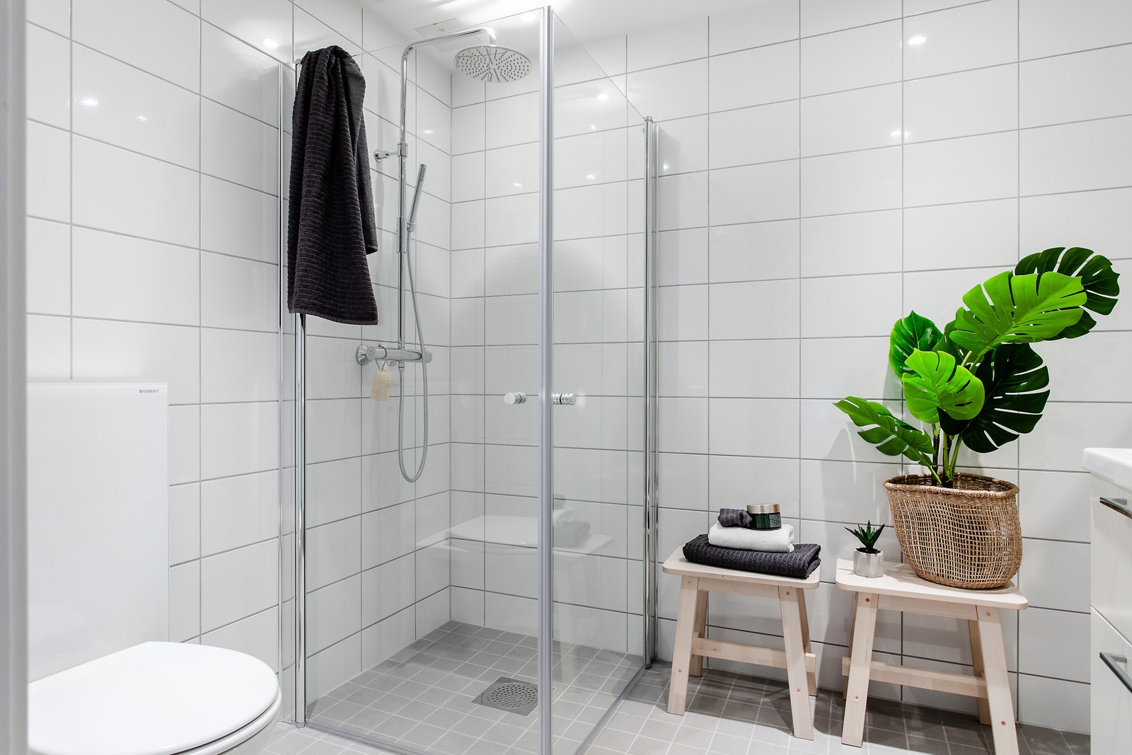 Delikat bad med vannbåren gulvvarme og downlights Galleribilde