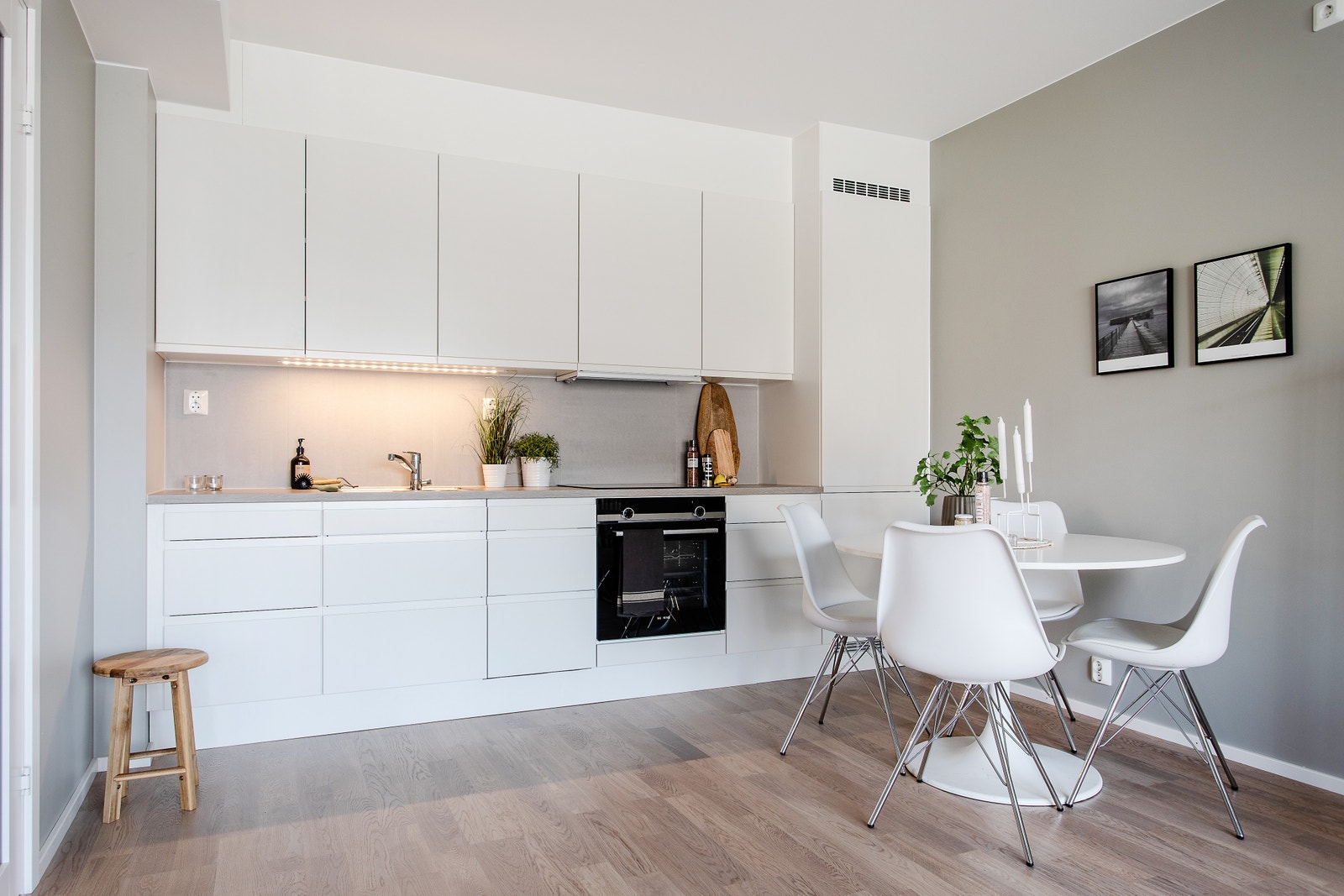 Innredningen har integrerte hvitevarer som oppvaskmaskin, komfyr, induksjonstopp og kombiskap. Galleribilde