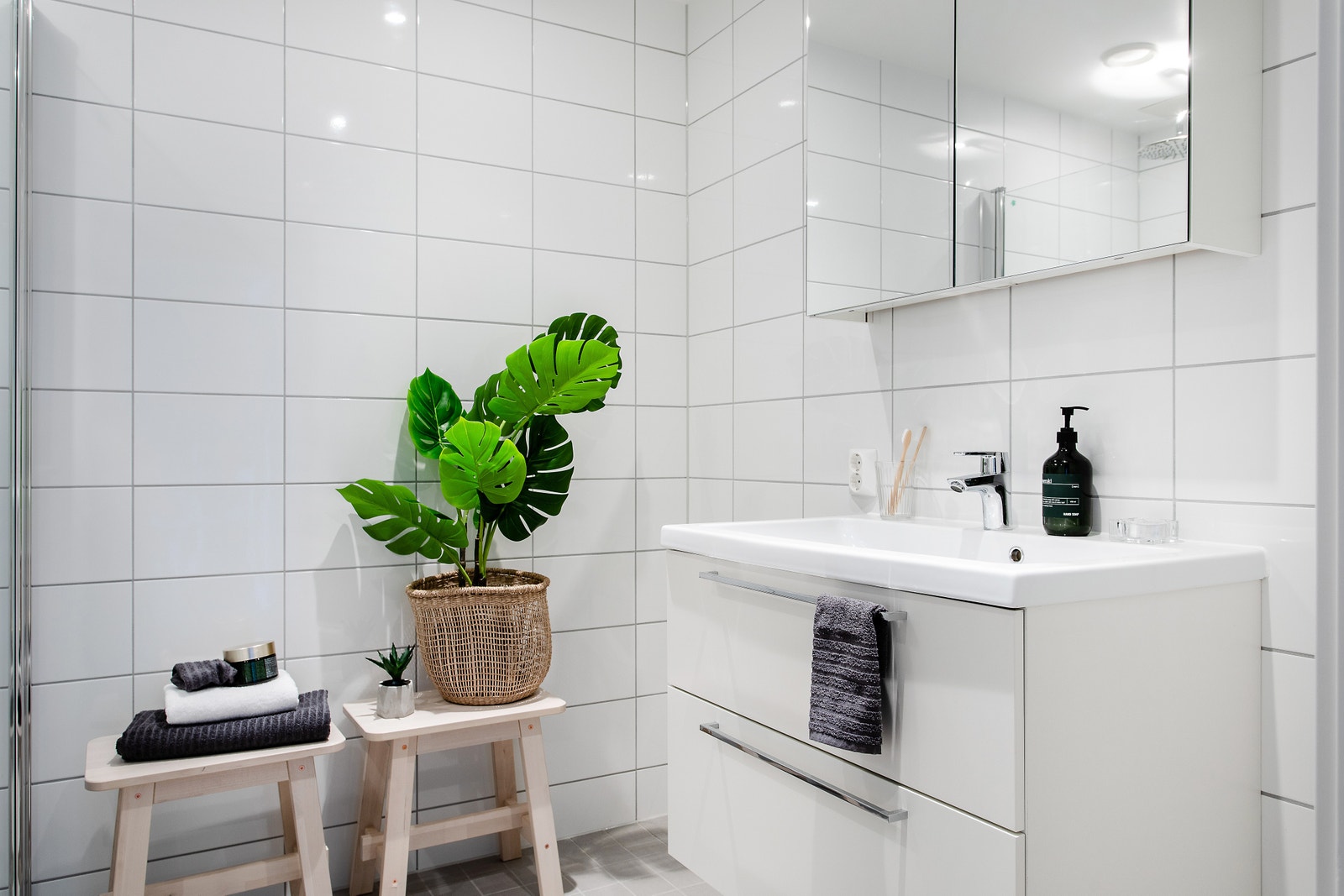 Fin servant, speilskap og opplegg for vaskemaskin. Vaskemaskin medfølger. Galleribilde