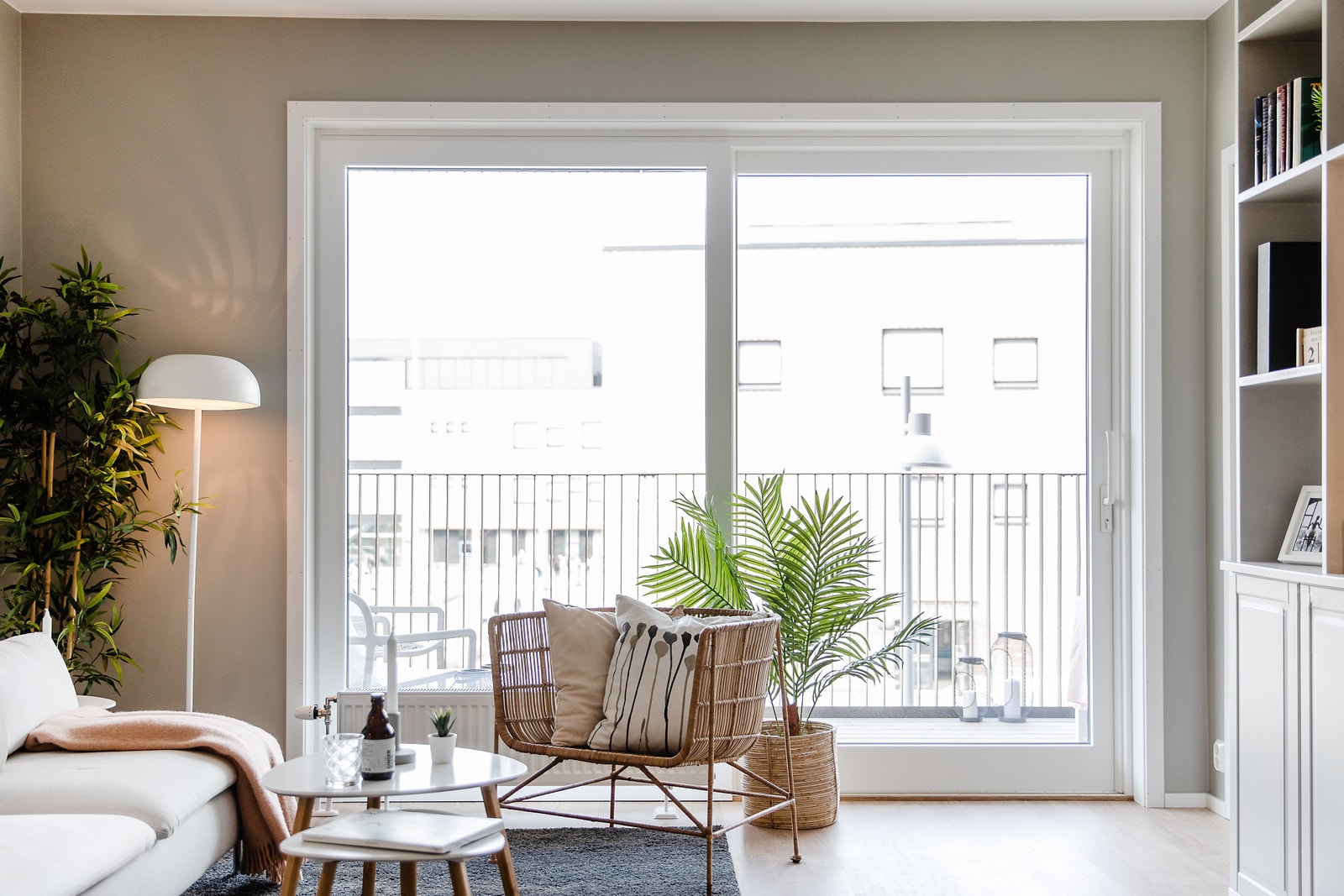 Fra stuen er det utgang til 11 kvm balkong med kveldssol Galleribilde