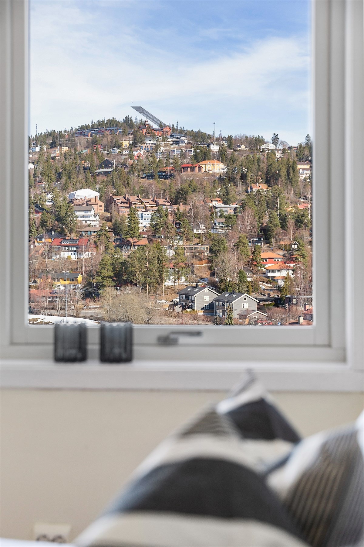 Utsikt mot Holmenkollen fra soverom II. Galleribilde