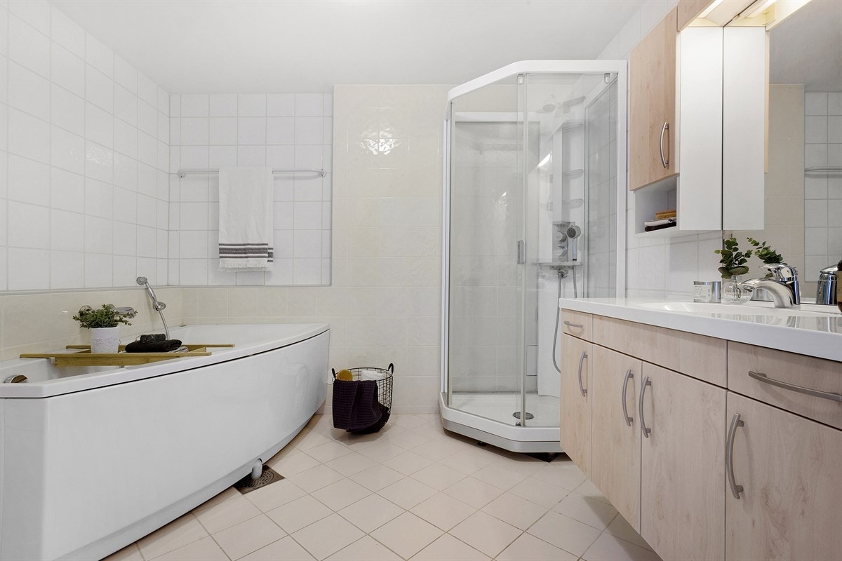 Bad II med badekar - perfekt for barna i familien! Galleribilde