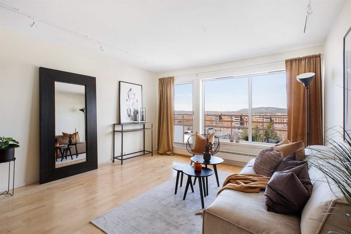 Stuen fremstrår lys og luftig, og har en herlig utsikt over nærområdet. Galleribilde