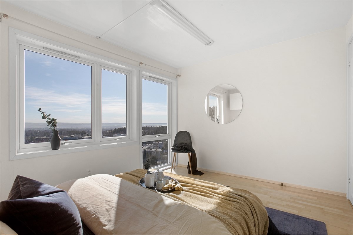 Romslig og luftig hovedsoverom med god plass til dobbeltseng og garderobeskap. Galleribilde