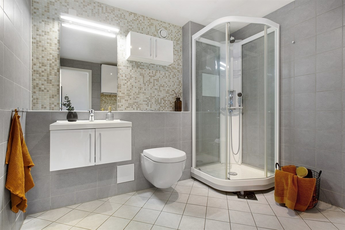 Leiligheten har 2 romslige baderom, begge ble oppgradert i 2007 og har behagelig gulvvarme. Galleribilde