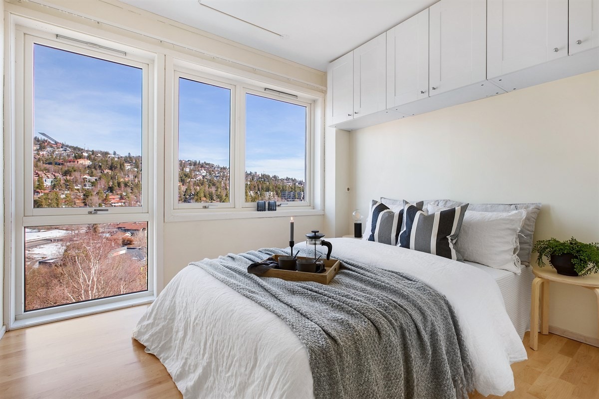 Soverom II er også av meget god størrelse med plass til dobbeltseng og garderobeskap. Galleribilde