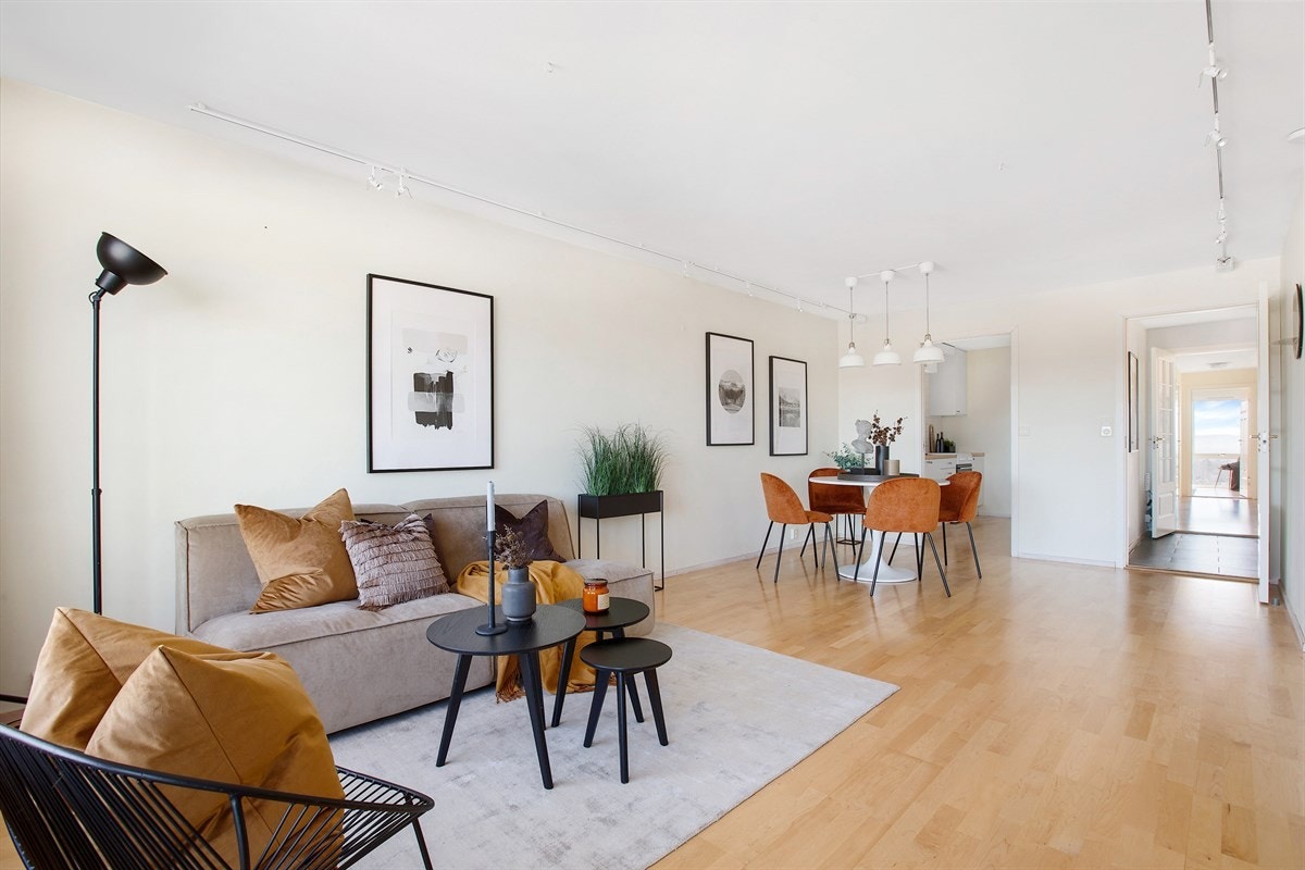 Stuen har en fin romløsning som gir gode møbleringsalternativer, med plass til både sofaløsning med tilhørende møblement og spisegruppe. Galleribilde