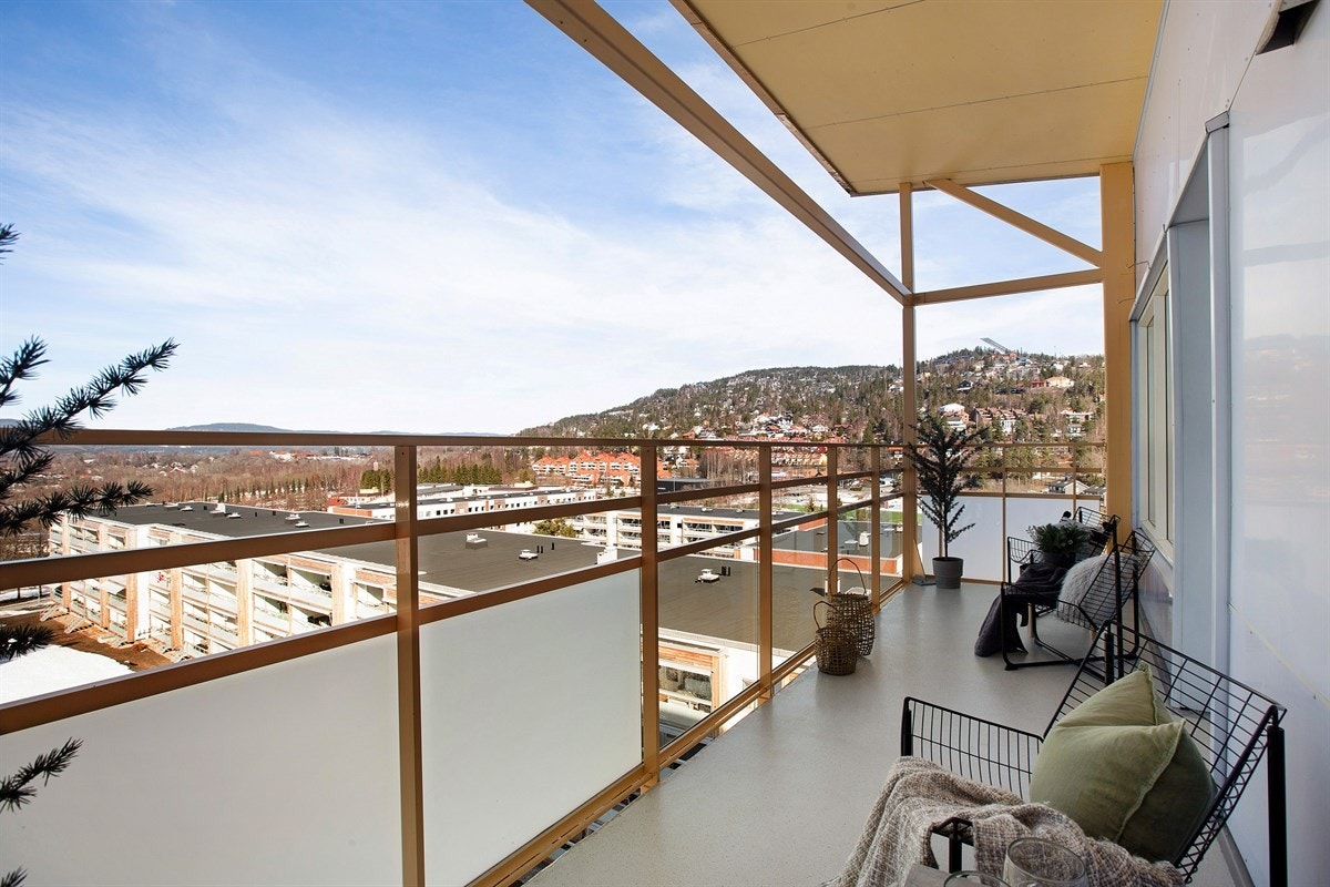 Det er god plass til flere sittegrupper, samt gass eller elektrisk grill. Galleribilde