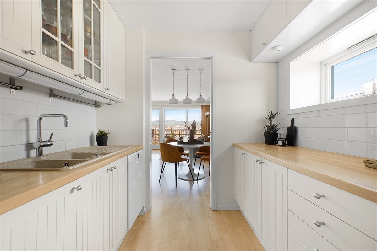 Her er det godt med skap og benkeplass, og hvitevarer medfølger. Galleribilde