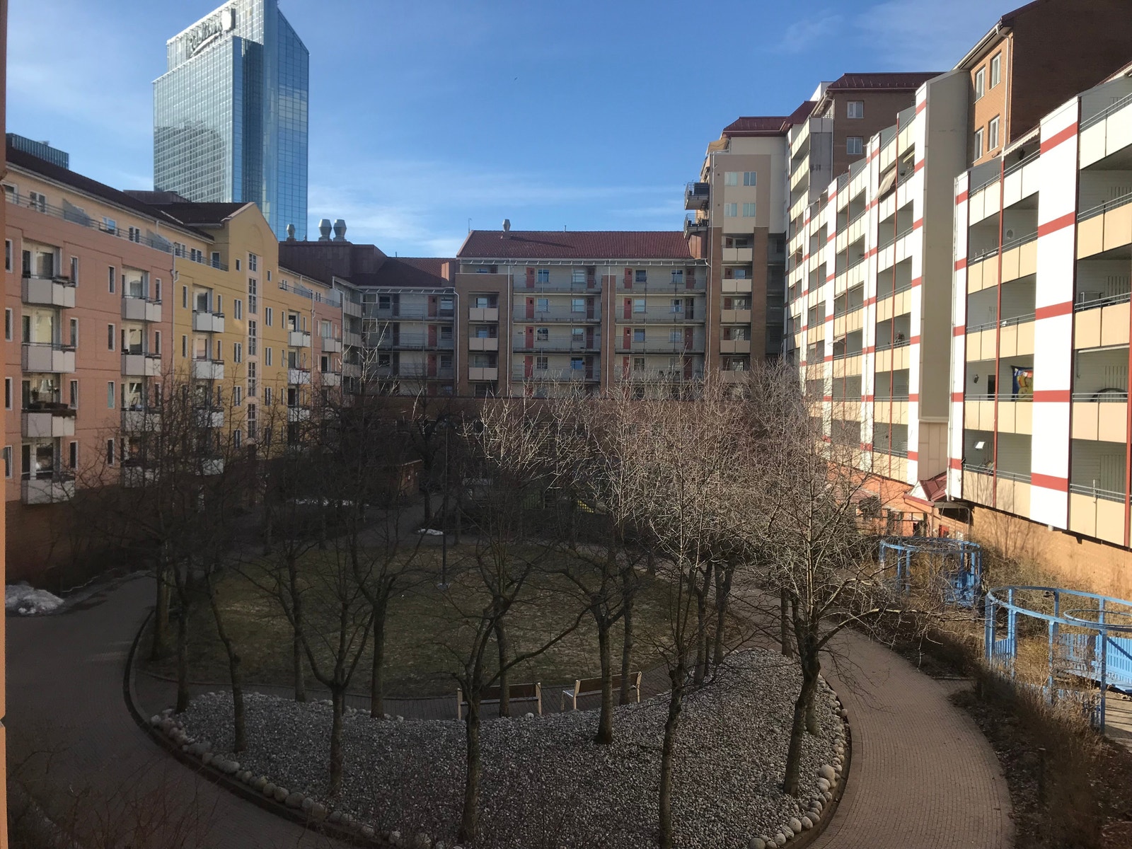 Utsikt fra veranda mot hagen Galleribilde