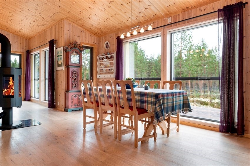 Store vindusflater ut mot terrassen som går rundt nesten hele huset. Galleribilde