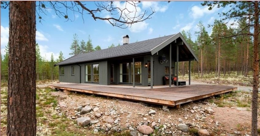 Koselig hus i en lysning i skogen. Galleribilde