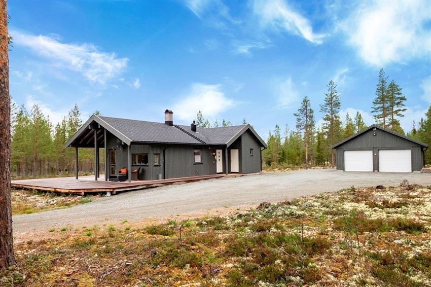 Eiendommen består av enebolig og dobbelgarasje med elektriske porter. Galleribilde