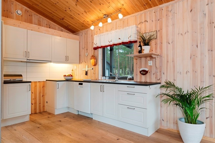 Kjøkken med godt med skap- og benkeplass. Galleribilde