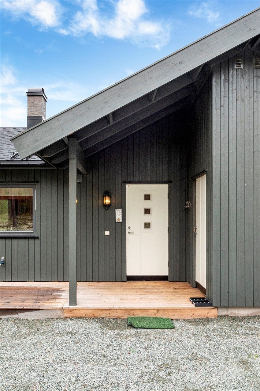 Overbygget inngangsparti, med adkomst til bod. Galleribilde