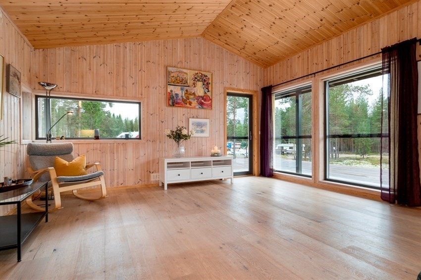 Hyggelig stue med store lysflater. Galleribilde