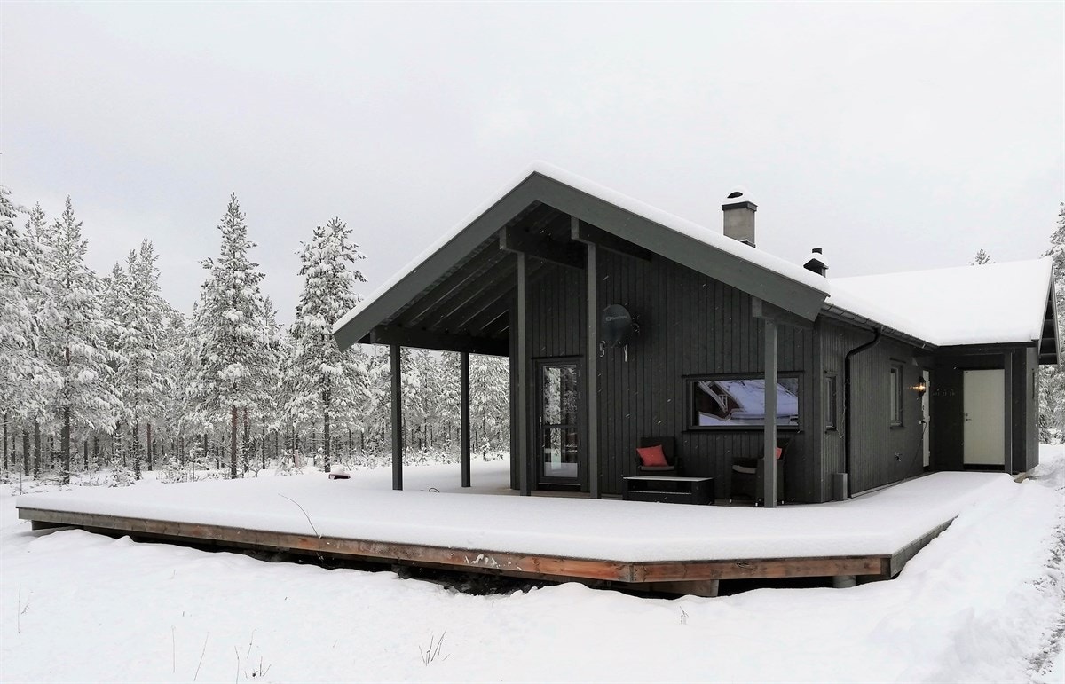 Stor terrasse rundt nesten hele huset. Galleribilde