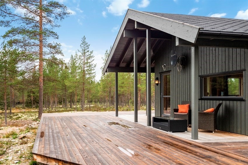 Terrassen går rundt nesten hele huset Galleribilde