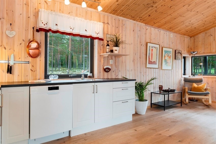 Åpen kjøkkenløsning mot stuen. Galleribilde