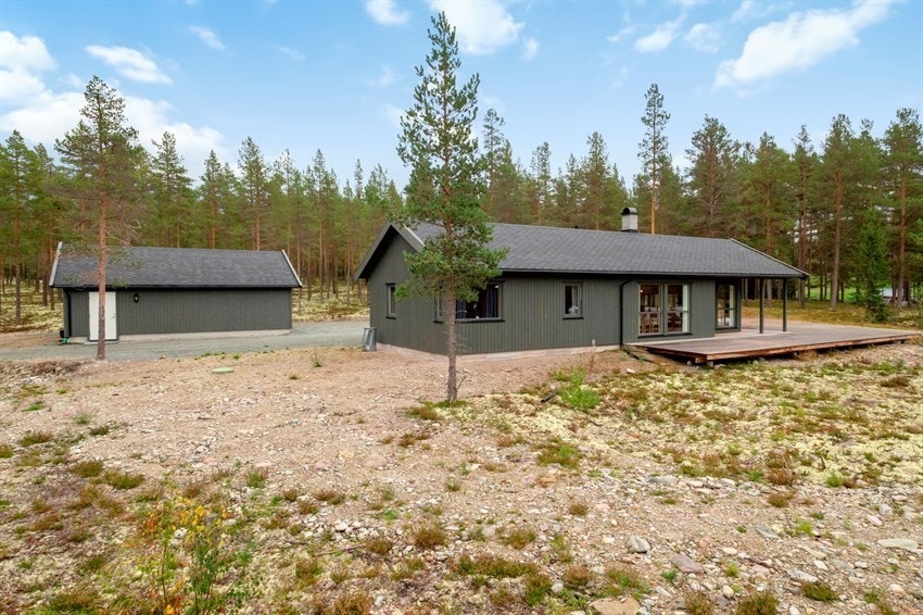 Plassen med enebolig og dobbelt garasje med bod og lagerhems. Galleribilde